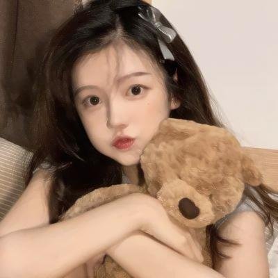 坐在酒吧里吃蛋糕